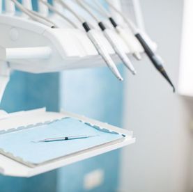 Zahnarztpraxis mit Behandlungsutensilien für Zahnarzt bei Bad Hönningen