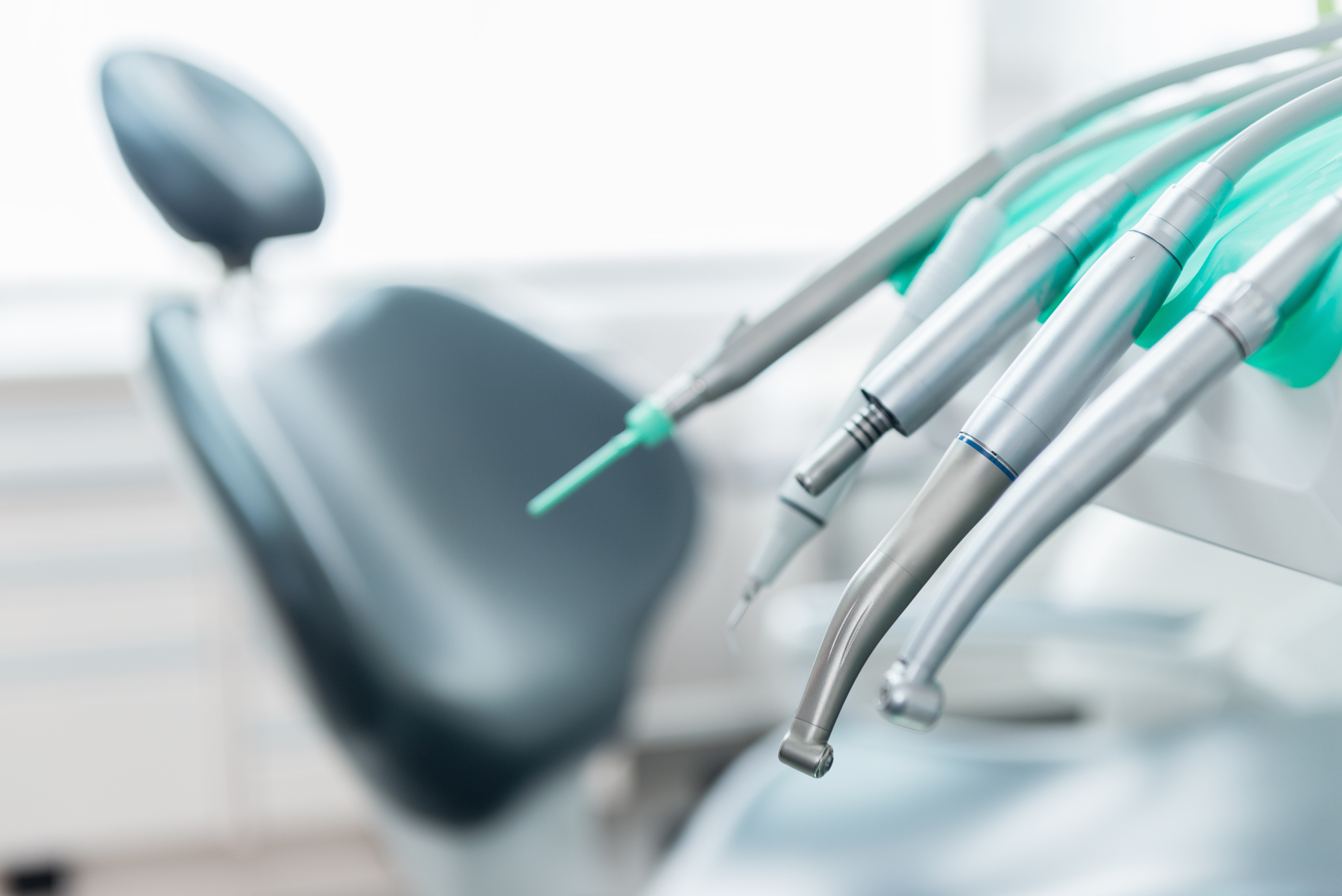 Zahnzentrum Linz | Behandlungszimmer und Utensilien für eine Behandlung