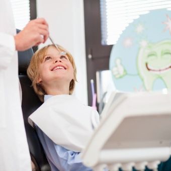 Kind während einer Behandlung bei Zahnzentrum Linz