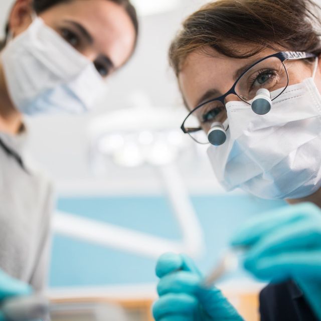 Zahnzentrum Linz | Zahnärztin und Zahnarzthelferin bei einer Behandlung