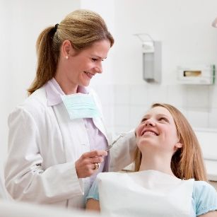 Patientin während einer Behandlung im Zahnzentrum Linz