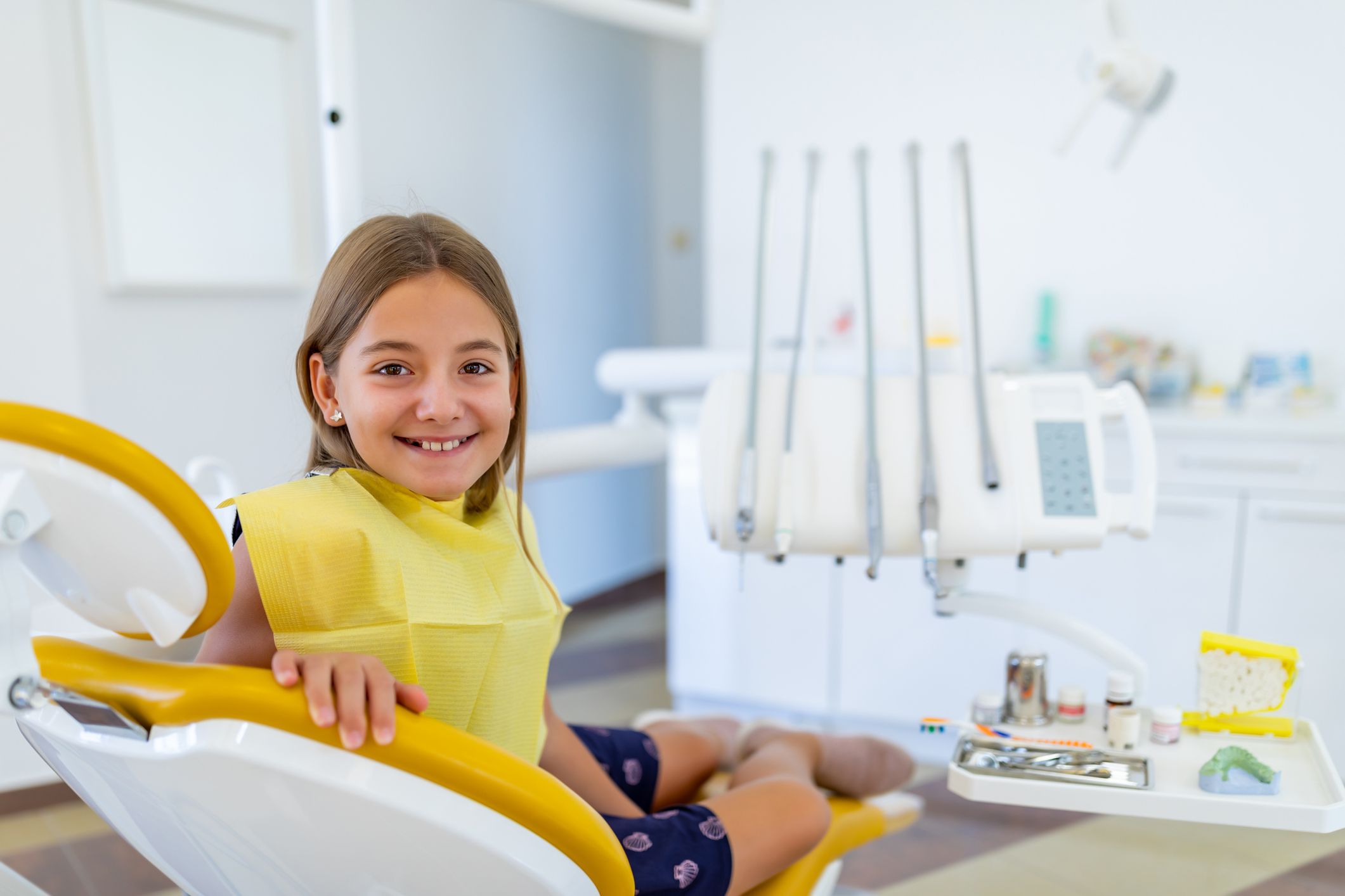 Ein lächelndes Kind bei einer Zahnarzt-Behandlung